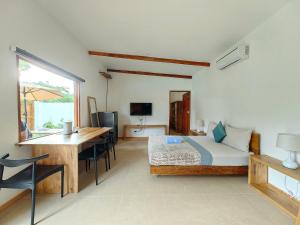 邦劳邦劳岛屿世界度假村的一间卧室配有一张床、一张桌子和一张桌子