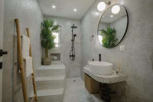 卡利斯托斯MIRAMAR KARYSTOS的一间带水槽和镜子的浴室