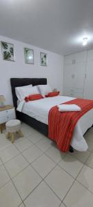 利马C&G Home Perú的一间卧室配有一张带红色毯子的大床