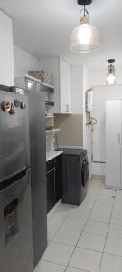 利马C&G Home Perú的厨房配有不锈钢冰箱和洗碗机