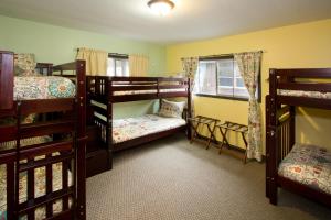 马姆莫斯湖现代旅舍的客房设有三张双层床和一扇窗户。