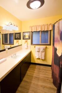 马姆莫斯湖现代旅舍的一间带水槽和大镜子的浴室