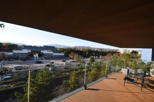 京都HOTEL CANATA KYOTO的阳台享有停车场的景致。