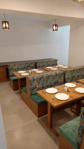 甘托克Hotel Sherabling的用餐室配有桌椅和盘子