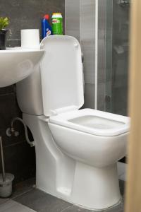 思由基茅Indesign Makumbi park studio Apartment D4-5,Syokimau的浴室内设有白色卫生间和水槽。