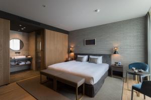 京都HOTEL CANATA KYOTO的卧室配有一张白色大床