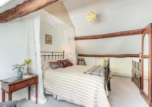 赖厄德The Loft的一间卧室配有一张床、梳妆台和一张西德西德西德西德床。
