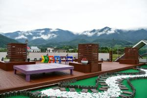 求礼郡奴谷潭旅馆的屋顶甲板配有桌椅,享有山景。