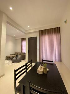 SengkuangMonde Residence I no 6 Batam Centre的一间用餐室,配有黑色的桌子和椅子