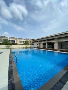 SengkuangMonde Residence I no 6 Batam Centre的大楼前的大型蓝色游泳池