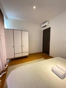 SengkuangMonde Residence I no 6 Batam Centre的一间卧室配有一张床,上面有两条毛巾