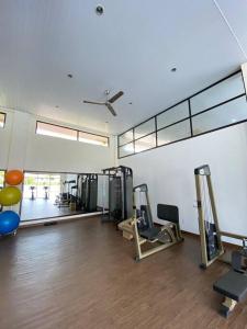 SengkuangMonde Residence I no 6 Batam Centre的一间健身房,里面配有数台跑步机和机器