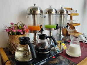 南府楠府安玛琳酒店的一个带两个咖啡壶和搅拌机的柜台