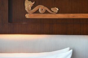 雅加达雅加达艾美酒店的木墙,床上方有龙