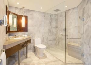 雅加达雅加达艾美酒店的带淋浴、卫生间和盥洗盆的浴室