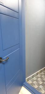 釜山蓝色背包客旅馆的浴室内带镜子的蓝色门