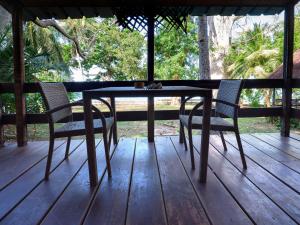 Kani Keli茂瑞花园酒店的木制甲板上的木桌和椅子