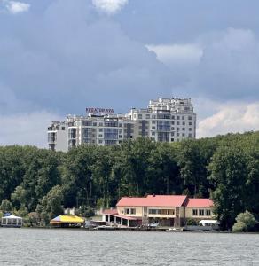 捷尔诺波尔Квартира в парку біля озера, 10 хв до центра, 1км的湖畔的白色大建筑