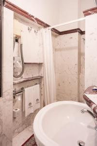 多洛里斯特朗特公爵别墅酒店 的浴室配有白色浴缸和水槽