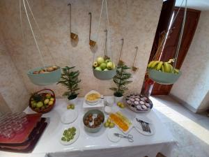 索托德尔瓦尔科马格达莱纳宫殿酒店的桌上放有一碗水果和盘子的食物