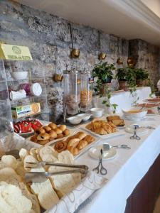 索托德尔瓦尔科马格达莱纳宫殿酒店的餐桌上的自助面包和糕点