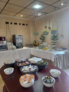 索托德尔瓦尔科马格达莱纳宫殿酒店的自助餐,桌上有碗食物
