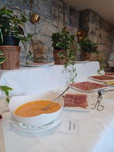 索托德尔瓦尔科马格达莱纳宫殿酒店的桌上一碗汤,配肉
