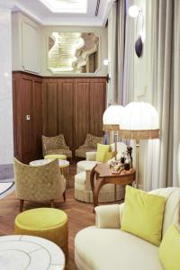 伊斯坦布尔Orientbank Hotel Istanbul, Autograph Collection的带沙发、椅子和桌子的客厅