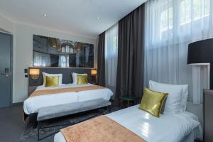 阿姆斯特丹Leonardo Boutique Museumhotel的酒店客房 - 带两张带黄色枕头的床