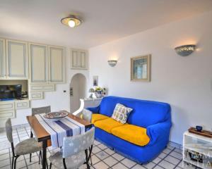 普莱伊亚诺Villino Blu的客厅配有蓝色的沙发和桌子