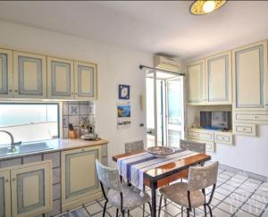 普莱伊亚诺Villino Blu的厨房配有桌椅和水槽。