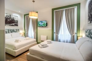 罗马罗马和平酒店的一间带两张床和一张沙发的客厅