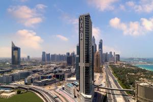 迪拜Avani Plus Palm View Dubai Hotel & Suites的享有高楼城市美景