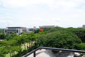 大城Lima Hotel的从大楼的阳台上可欣赏到校园景色