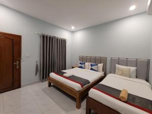 Bahal83 Guesthouse的一间卧室设有两张床和窗户。