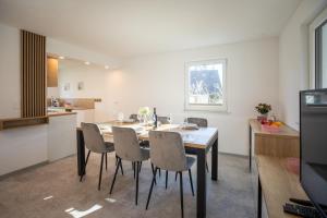 博希尼Apartment CRYSTAL AURA 1的厨房以及带桌椅的用餐室。
