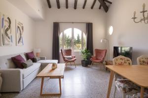 塔拉桑纳阿拉贡Torre Chiguita的客厅配有沙发、椅子和桌子