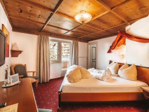 盖洛斯Hotel Kristall - Adults Only的一间卧室,卧室内配有一张大床