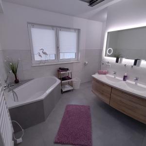 卡劳特格瑞斯赫Ferienapartment 21的白色的浴室设有浴缸和水槽。