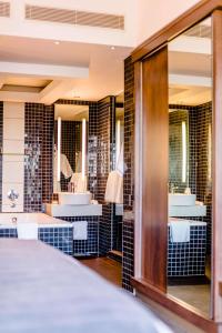约翰内斯堡Southern Sun Rosebank的浴室设有2个水槽和2面镜子