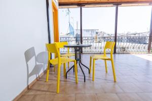 斯基亚索斯镇Mondrian Guest House的美景阳台配有桌椅