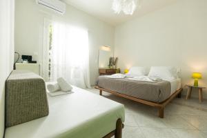 斯基亚索斯镇Mondrian Guest House的白色的卧室设有床和窗户
