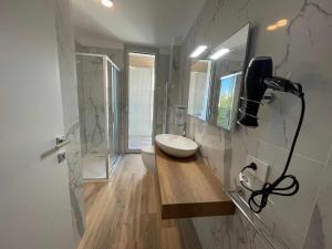 利尼亚诺萨比亚多罗MARE Appartamento 8的一间带水槽和卫生间的浴室