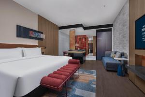 长沙长沙梅溪湖英迪格酒店的酒店客房设有床和客厅。
