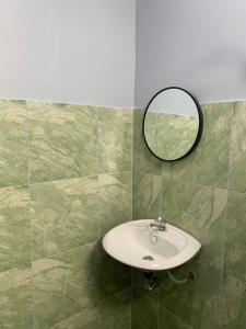 王南安科บ้านวนัชชา รีสอร์ท的浴室设有水槽和墙上的镜子