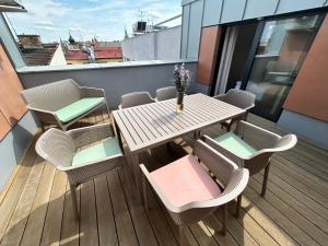 布尔诺Apartment Brno的阳台的天井配有桌椅