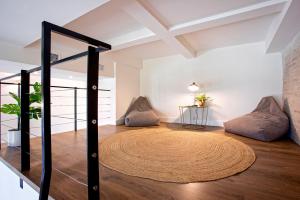 塞维利亚Genteel Home Almirante Lobo的一间客房,地板上有一个圆地毯,配有两个枕头