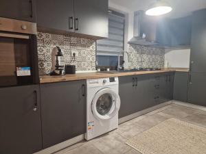 ArcaniCasa Eridav的厨房配有洗衣机和洗衣机。