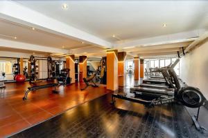 加德满都喜马拉雅酒店的健身房,配有跑步机和健身器材