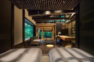 高山飞騨路传统日式旅馆（仅限成人入住）的一间带两张床的卧室和一间带水槽的浴室